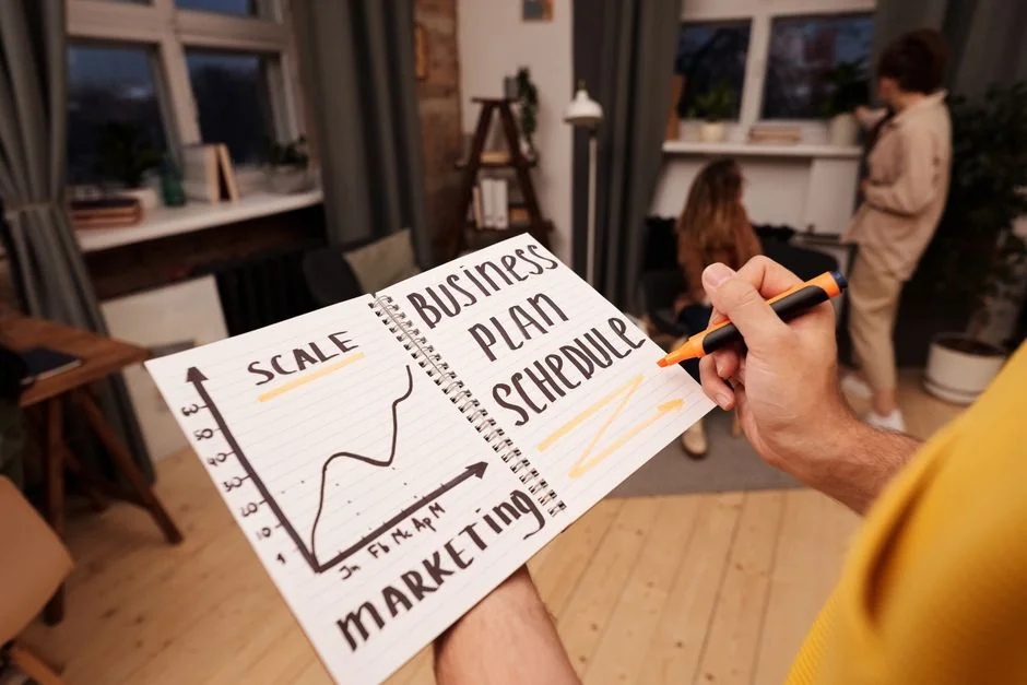 Gros plan sur une page de carnet où Social Media Marketing est écrit à la main.